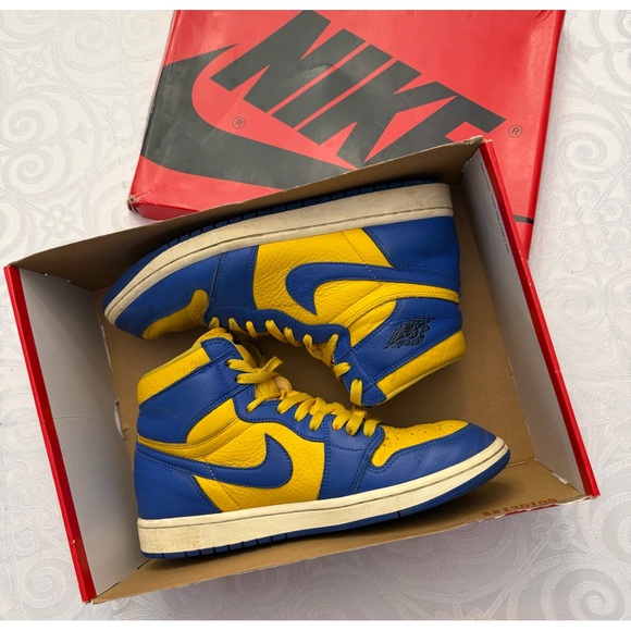 Nike Air Jordan 1 High Woman Size 10 / Men 8.5 Sneakers Running Shoes FD2596-700 - Picture 3 of 15